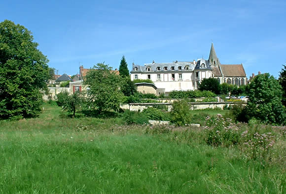 la maison et le jardin devant