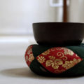 le bol en cuivre sur un petit coussin