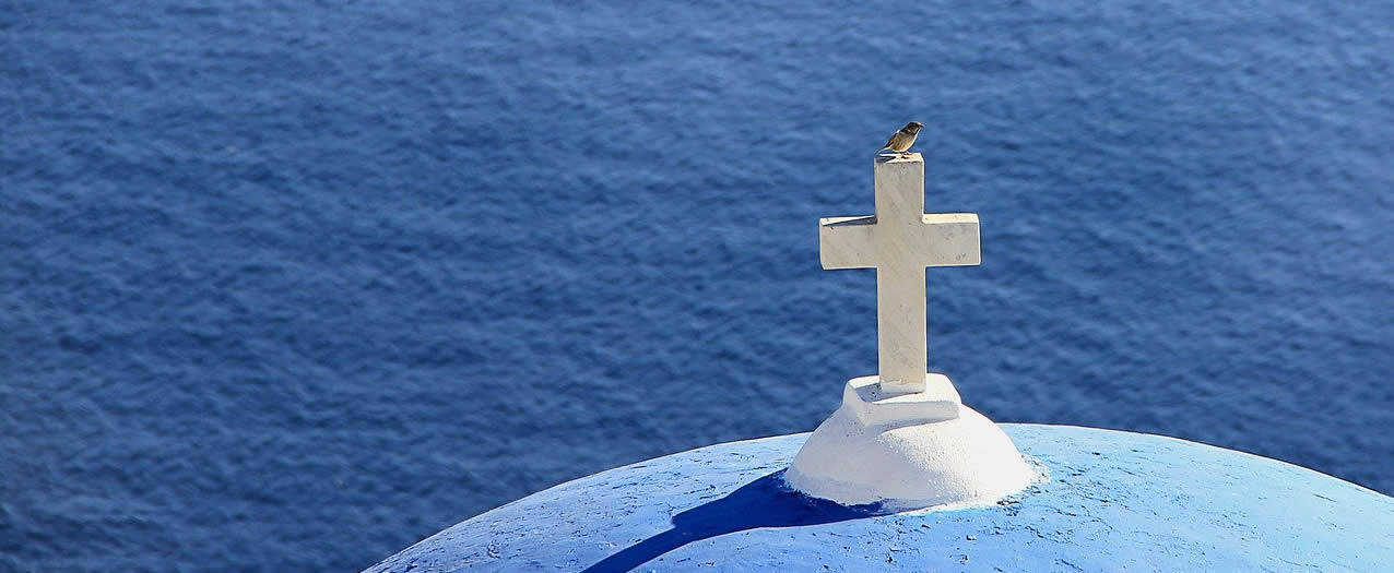 croix blanche, oiseau posé dessus