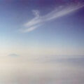le ciel, une traînée de nuages et au loin le mont Fuji