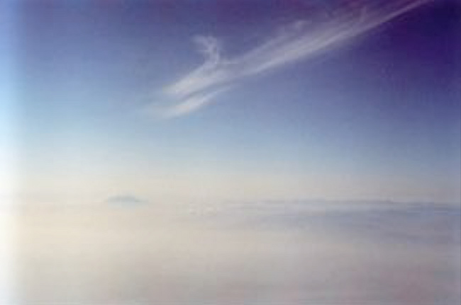 le ciel, une traînée de nuages et au loin le mont Fuji
