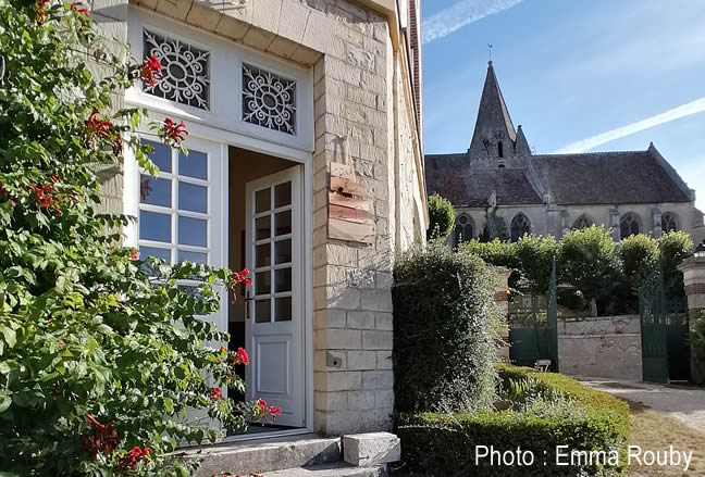 porte d'entrée d'Assise et en arrière plan, église de Saint Gervais (95)