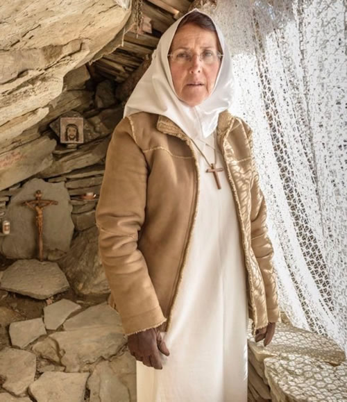 Soeur Catherine, ermite dans sa grotte dans les Alpes