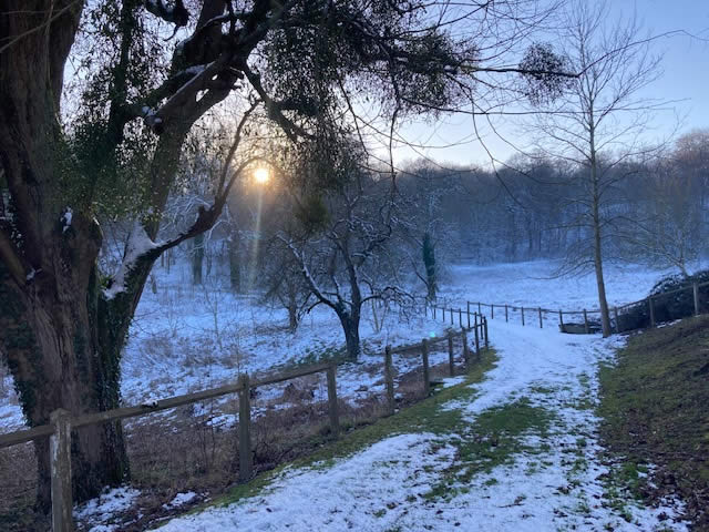 assise sous la neige; passage d'année 2026