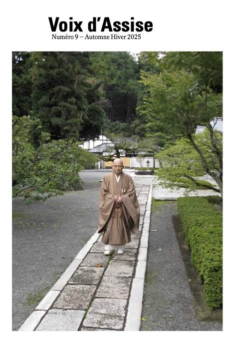 Couverture Voix d'Assise 9, hiver 2025.On y voitle Rôshi,maître zen dans les jardins de son monastère au Japon