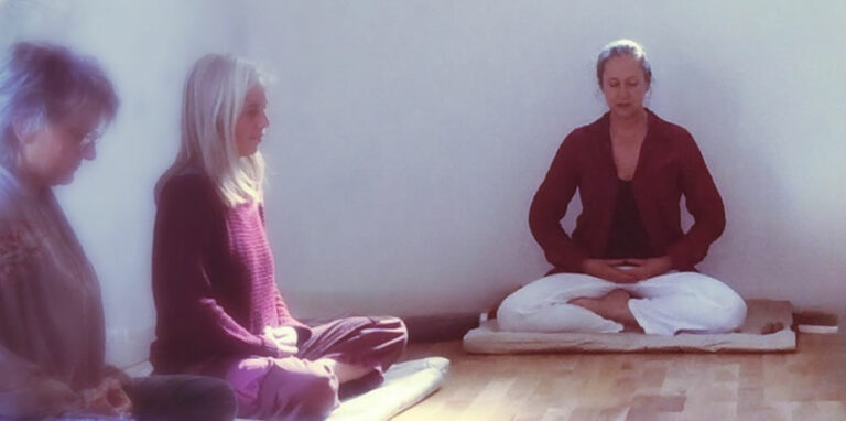 Anouk Azar en méditation